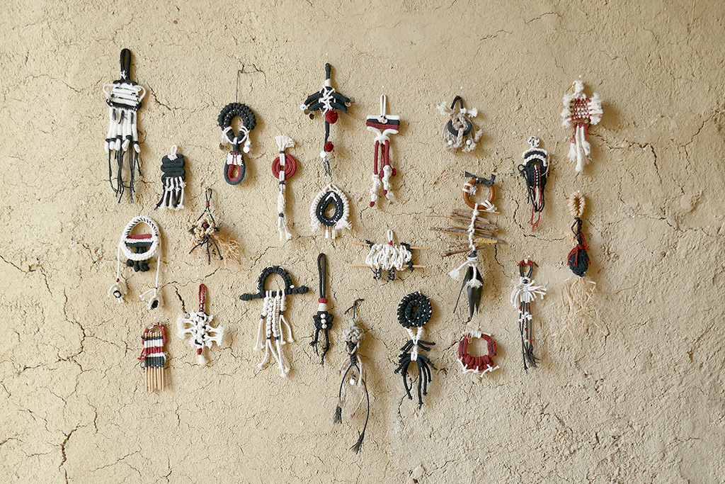 rhizom_studio_art-textile_decoration_parure_collier_bijoux_tribal_createur_gris_gris_deco_ethnique_2